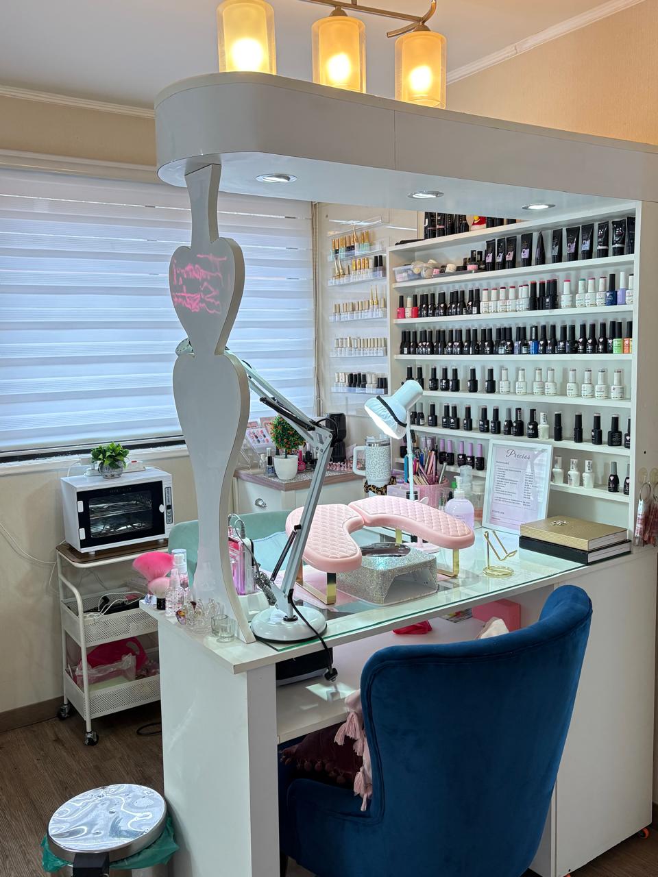 Área de manicure del salón Fran Reyes Estética