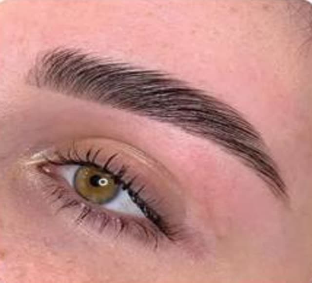 Trabajo de perfilado y laminado de cejas